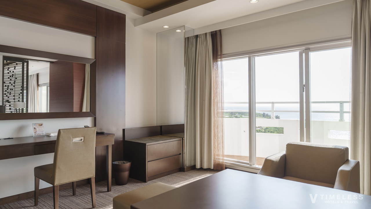 客室のリビングからバルコニーにアクセス可能