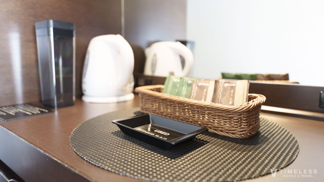 ミニバーには、冷蔵庫、緑茶やほうじ茶ケトルなどを完備