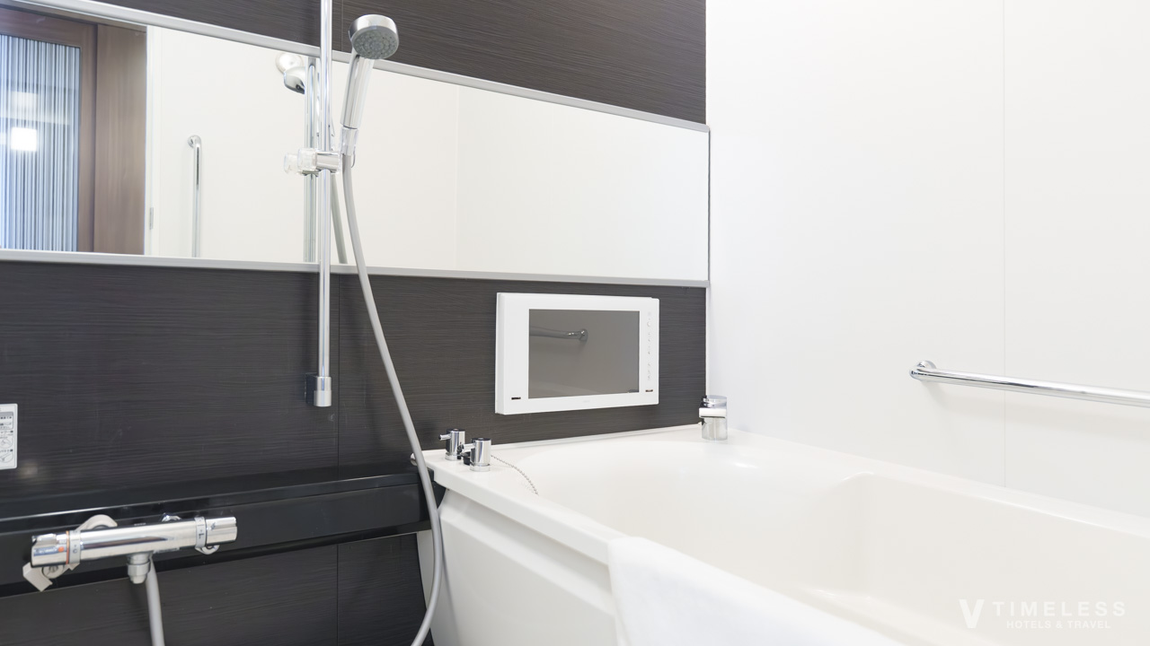 バスルームは、テレビも完備