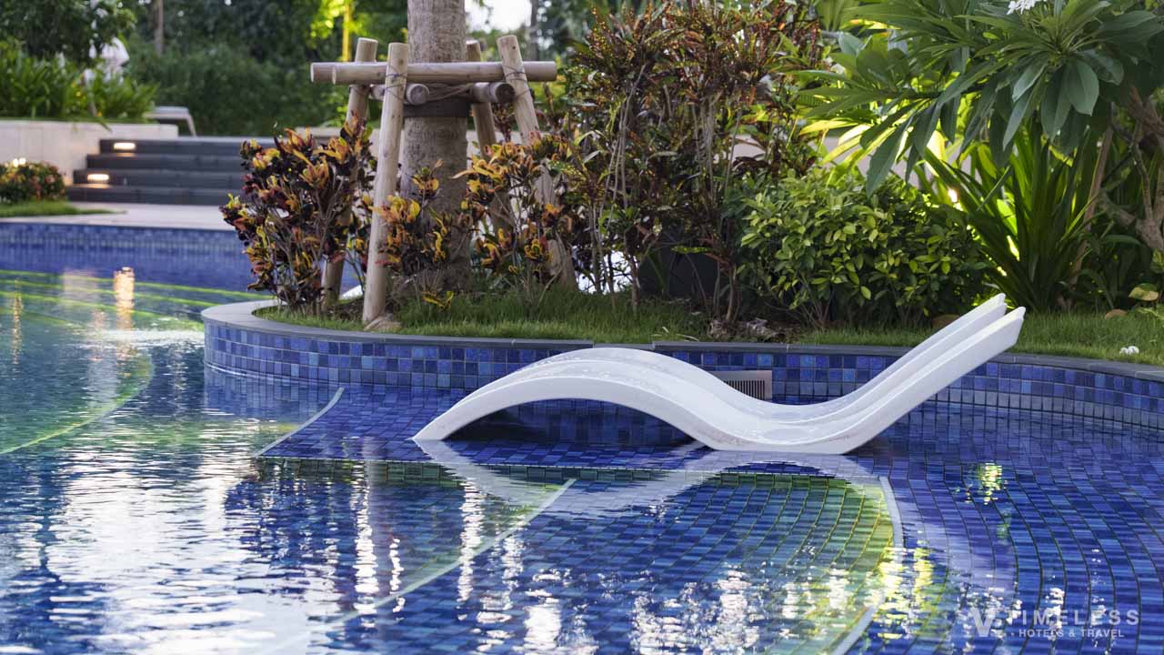 うまんちゅプールの中にあるリクライニングチェア