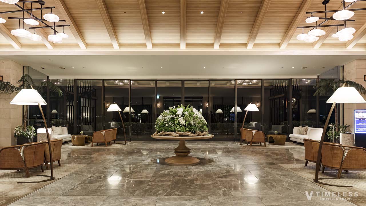 ロビーで出迎えてくれる季節によって変わるフラワーアレンジメント