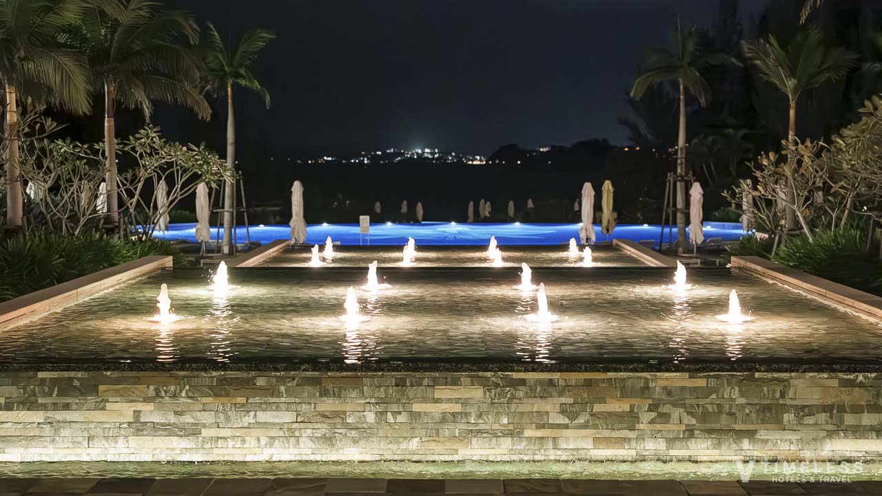 ライトアップされたオーキッドプールと噴水