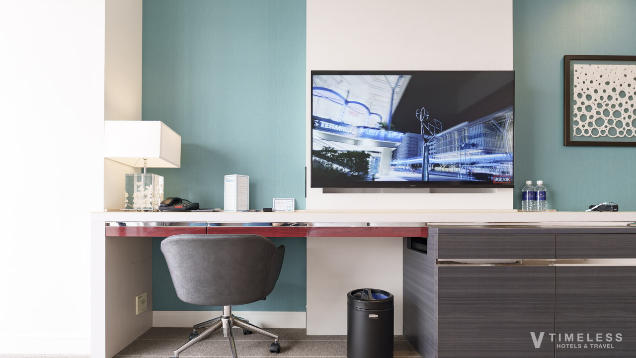 デスクとテレビ