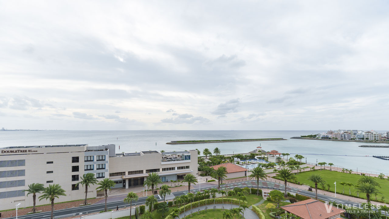 バルコニーから見えるダブルツリーbyヒルトン北谷リゾートと海