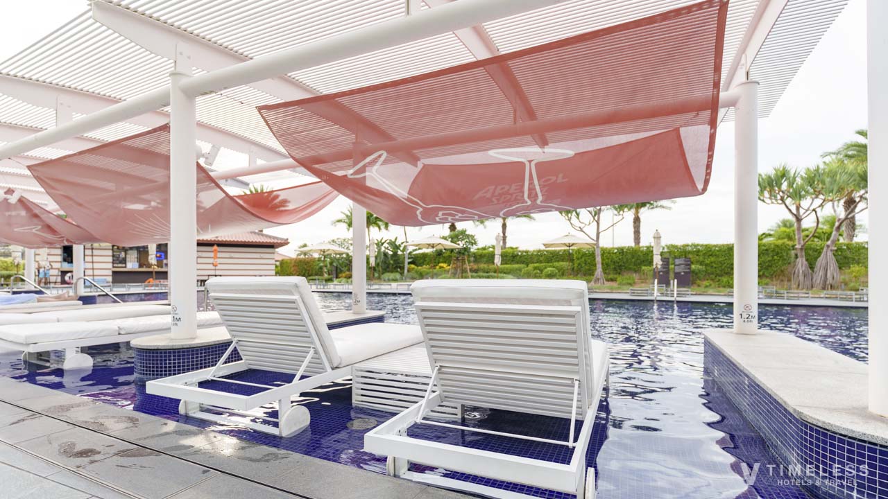 プールの中にあるサマーベッド