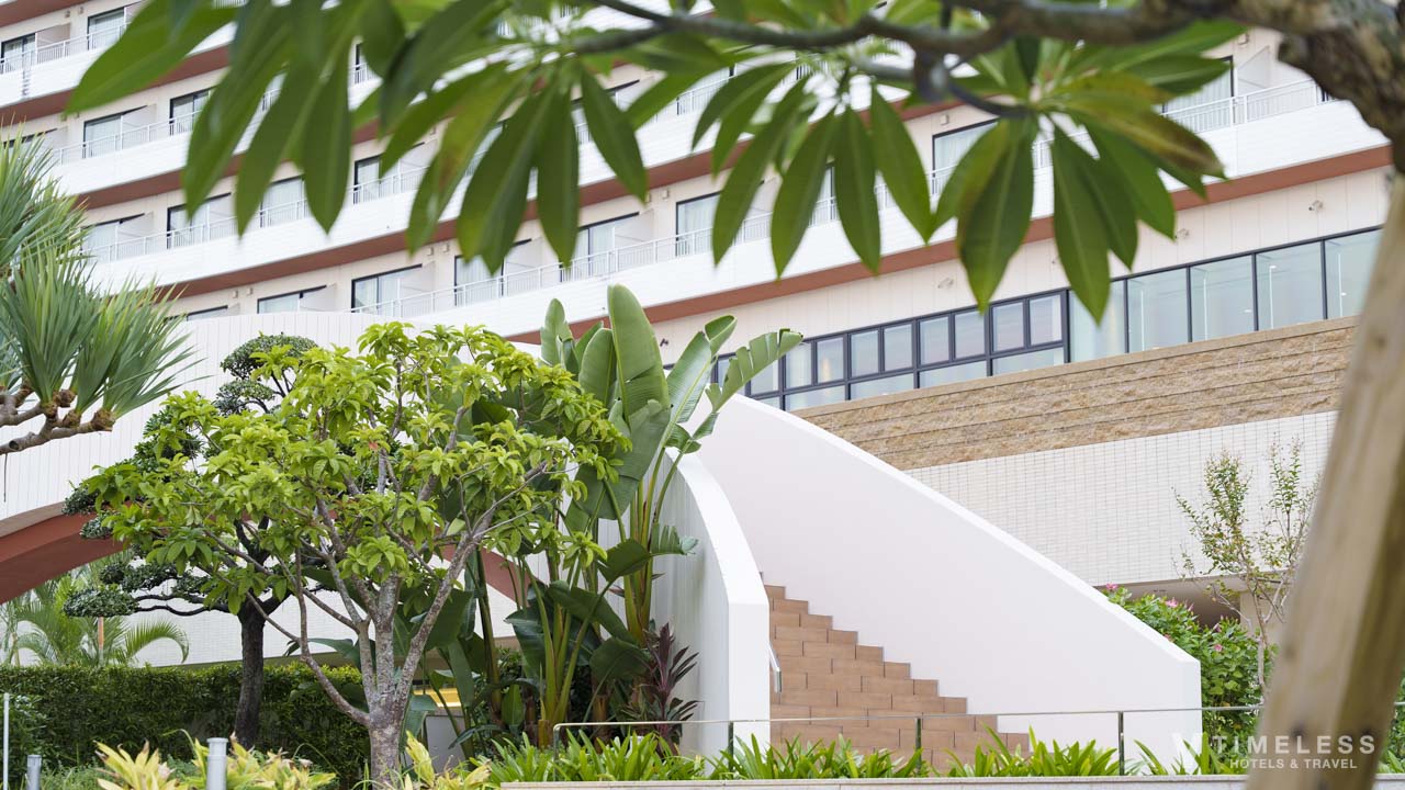 ラグーンプールとカスケードプールの間を隔てる橋