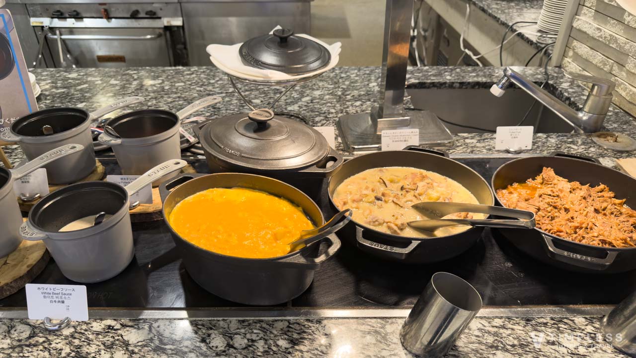 スクランブルエッグやプルドポークなどの定番メニュー