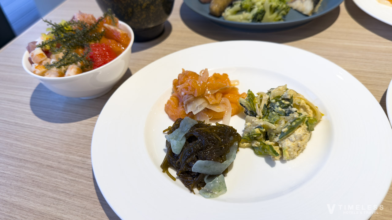 沖縄料理のコールドミールと海鮮丼がおすすめ