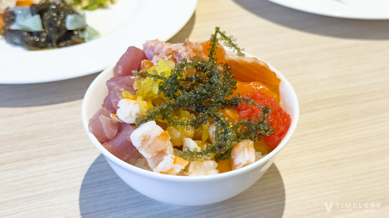 朝食ビュッフェには海鮮丼コーナーも