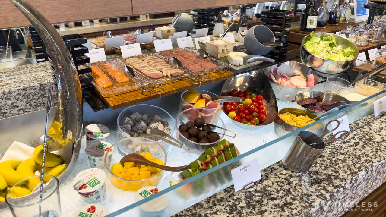 鴨スモークやスモークサーモン、サラダ、フルーツ