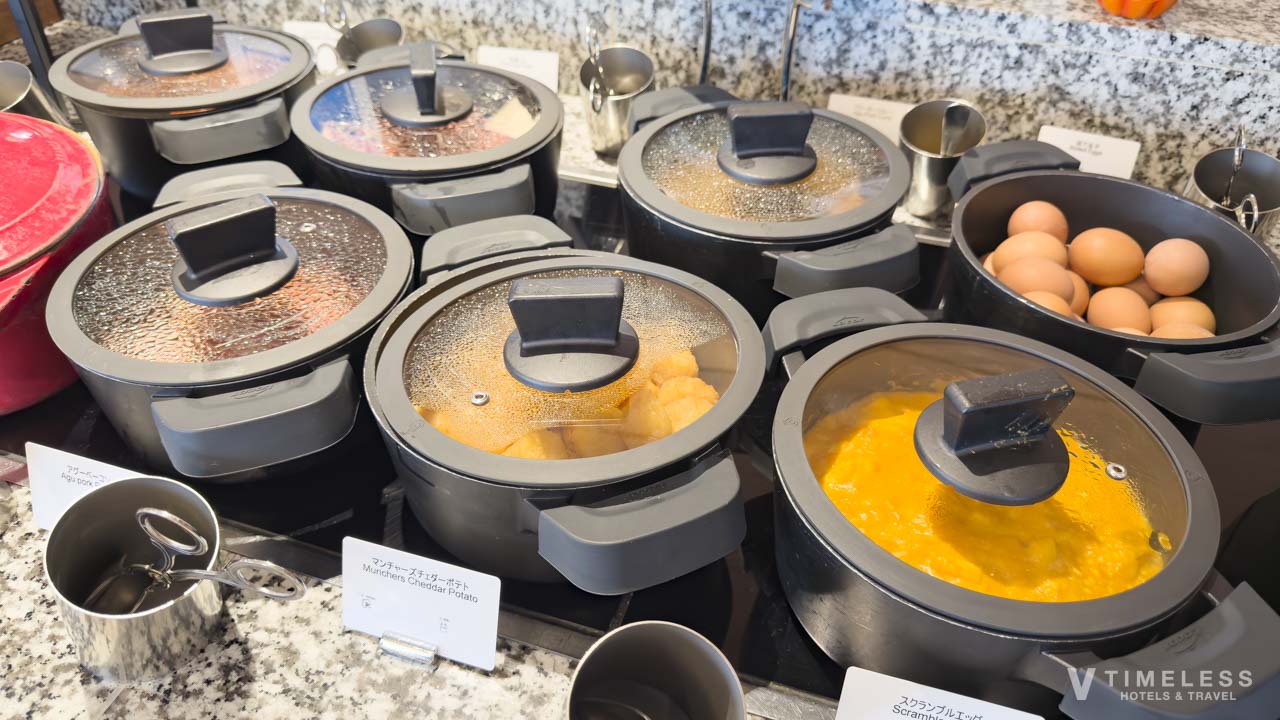 スクランブルエッグやソーセージなどの定番メニュー