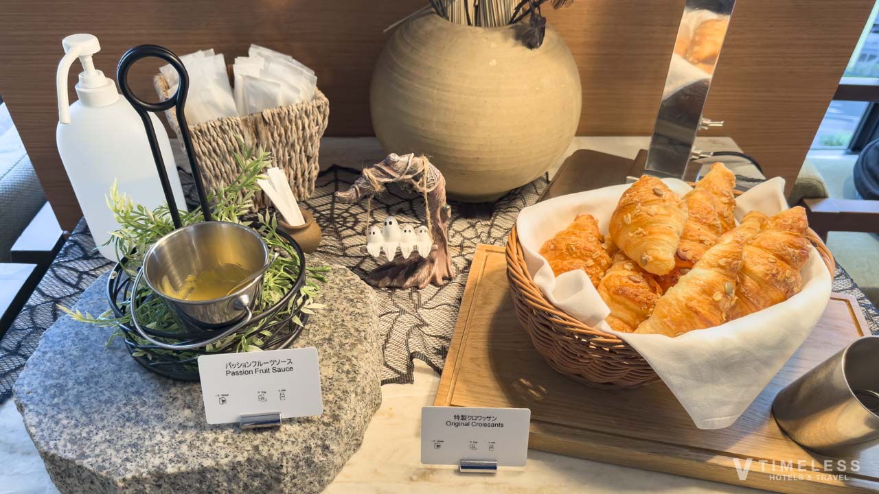 特製クロワッサンとパッションフルーツソース