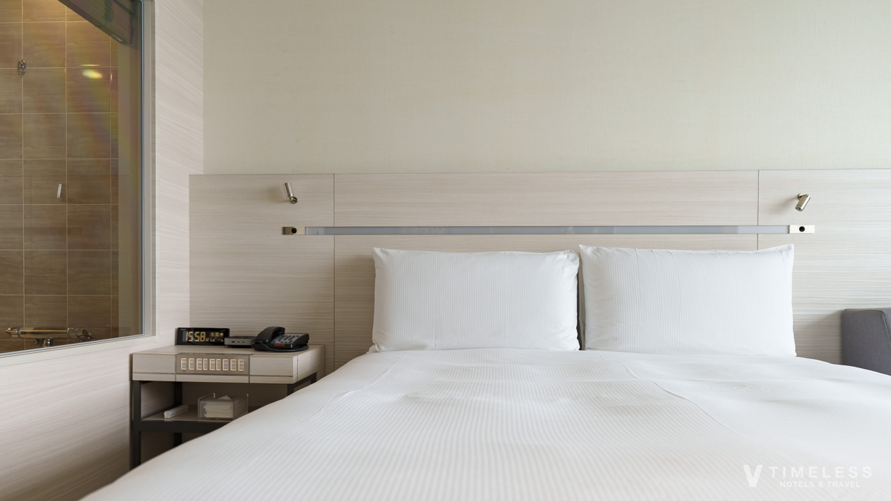 ベッドサイドには、電話と目覚まし時計と照明コントロール