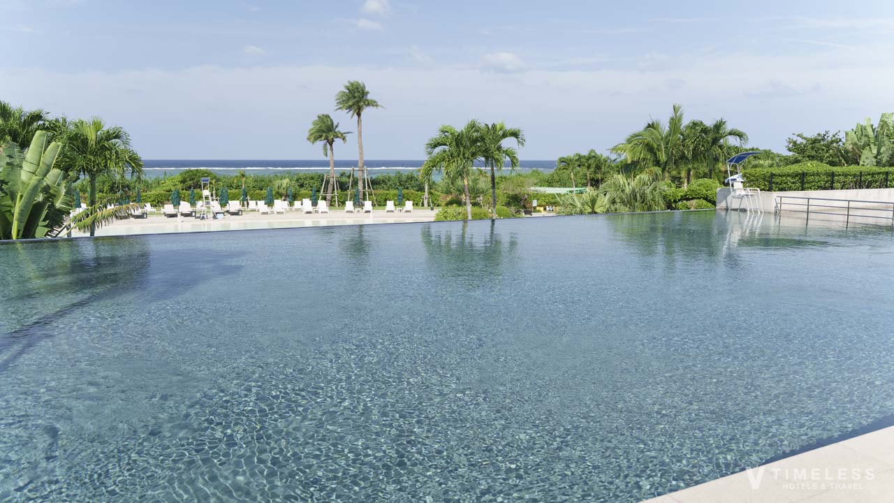 ブルーのタイルが美しいメインプール