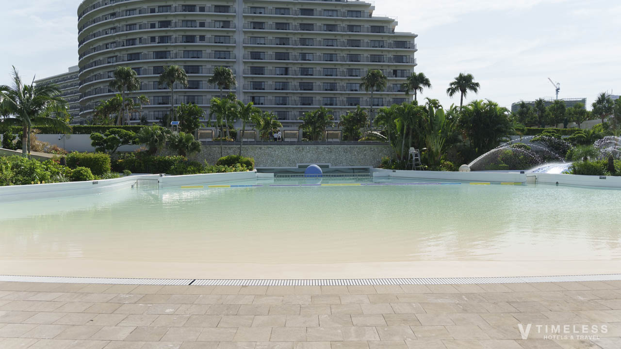 海をイメージしたウェイブプール