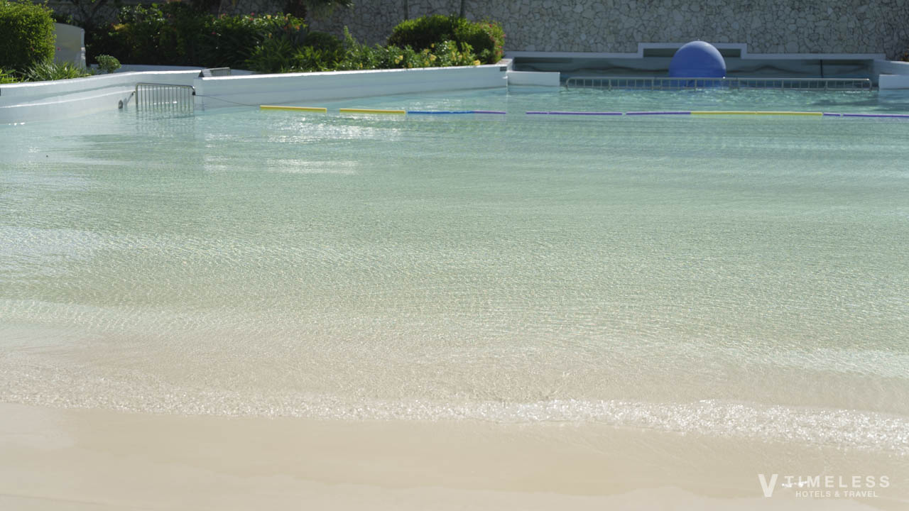 ウェイブプールはその名の通り波打つプール