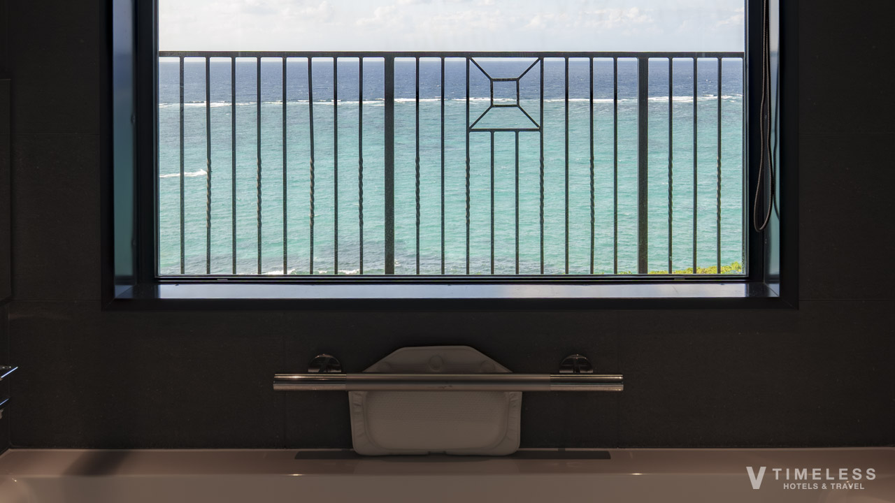 バスルームから見える恩納村の海