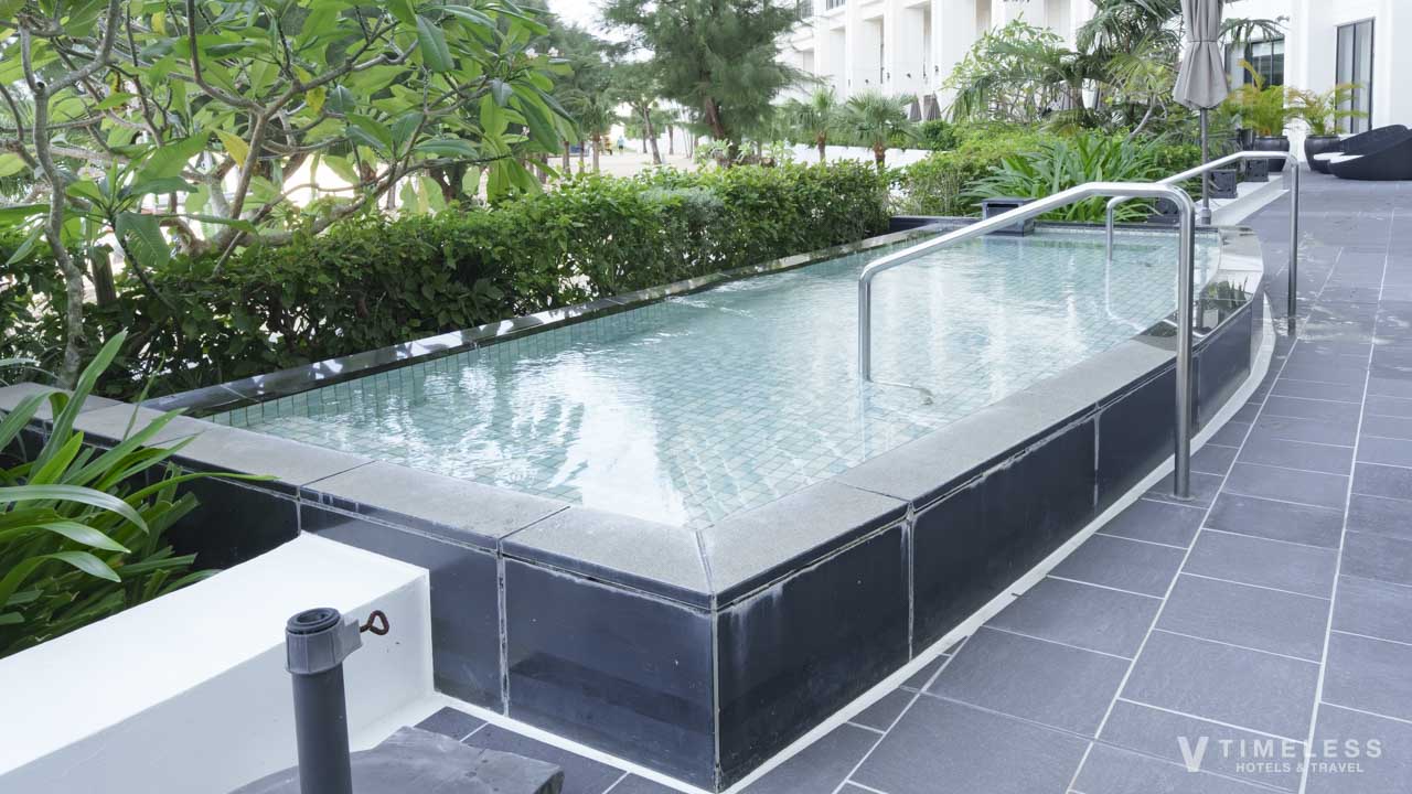 屋内プールから外に出たところにあるジャグジー