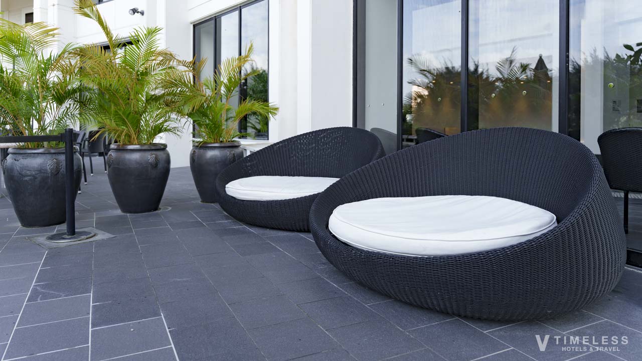 屋外プールの外にあるソファ