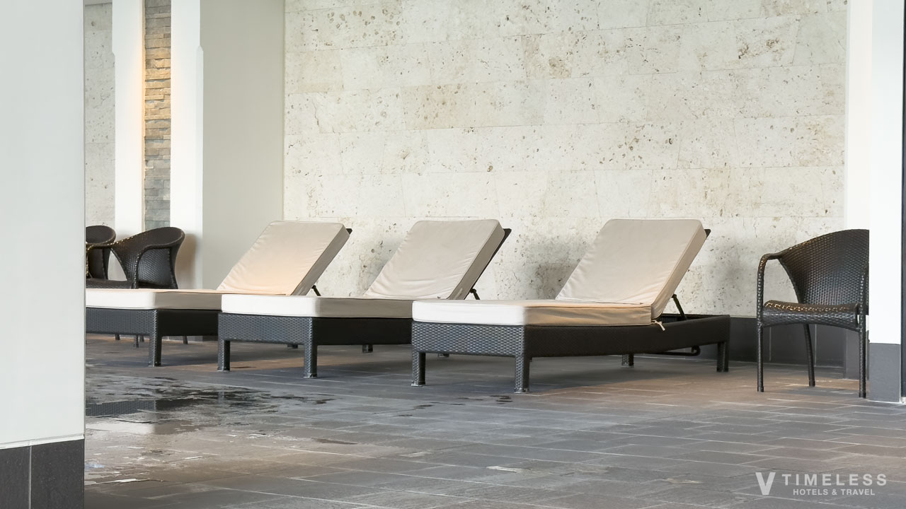 プールサイドのリクライニングチェア