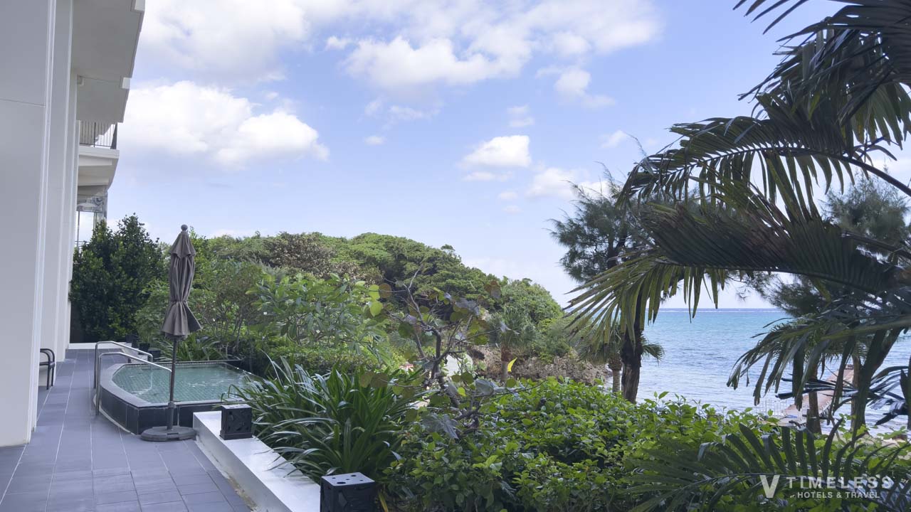 屋内プールの外の様子