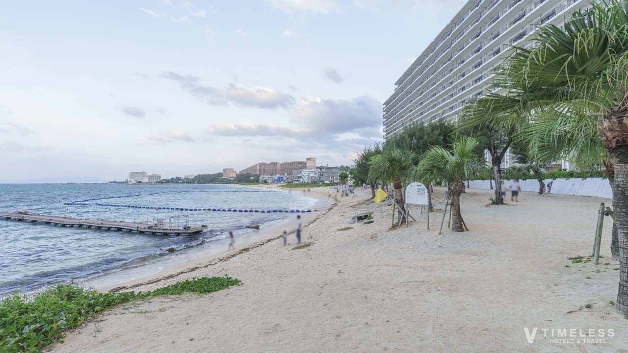 恩納村のホテルが立ち並ぶ西海岸にある天然ビーチ