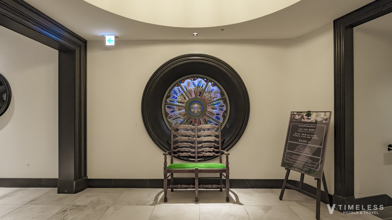 ホテルの廊下でも楽しませてくれるアンティーク調の演出