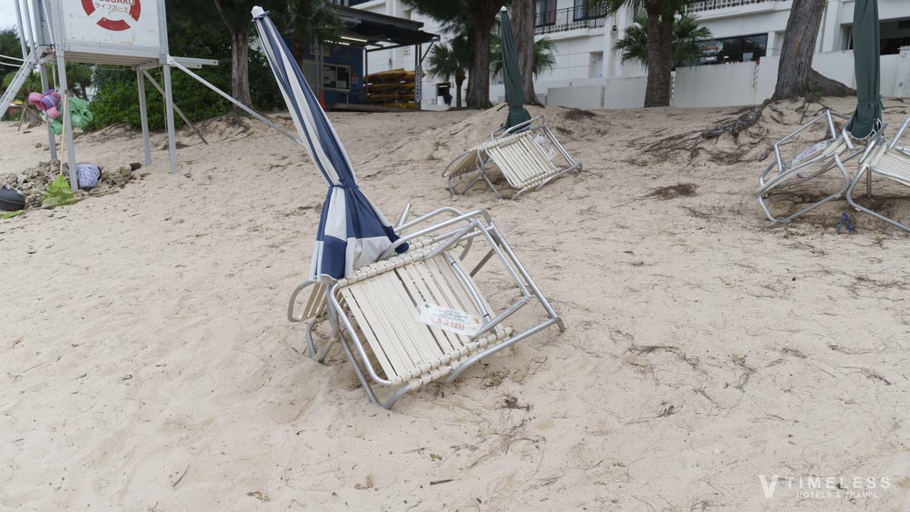 有料のビーチチェアとパラソル