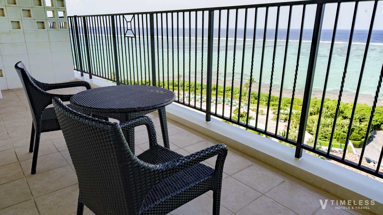 恩納村の海を一望できるバルコニー