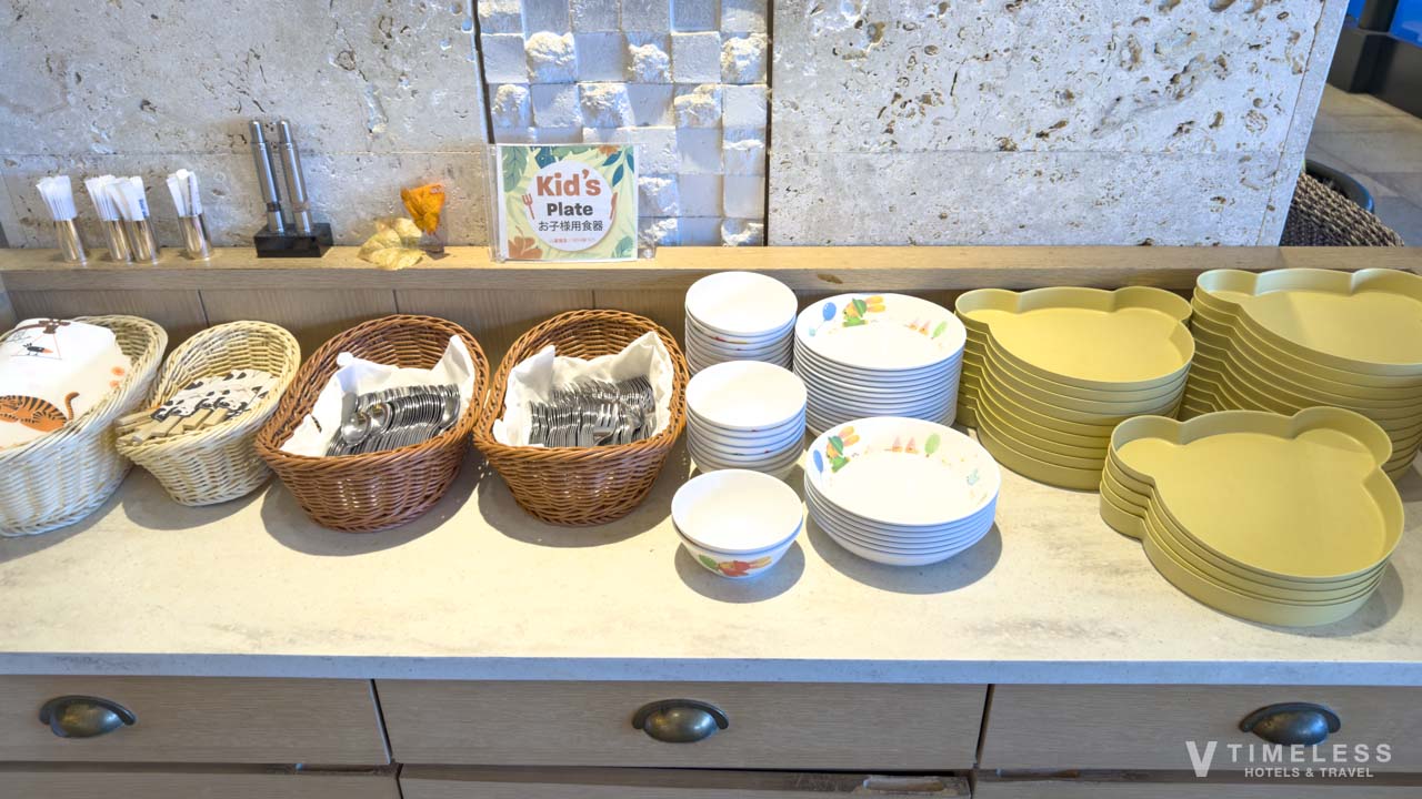 子供用の紙エプロンや食器