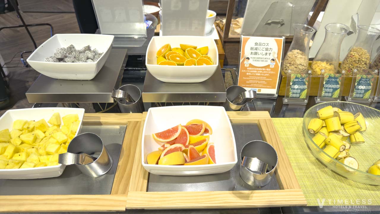 沖縄らしいドラゴンフルーツもあるフルーツコーナー