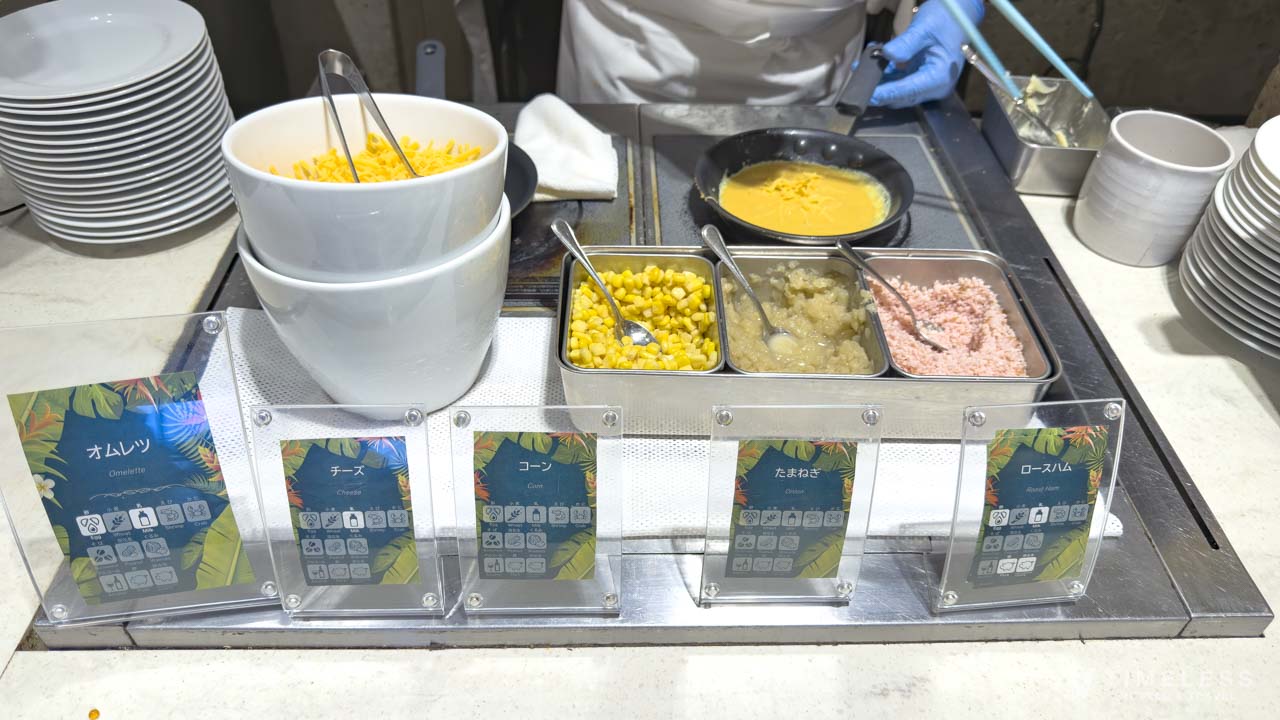 好きな具材を選んぶオムレツのライブキッチン