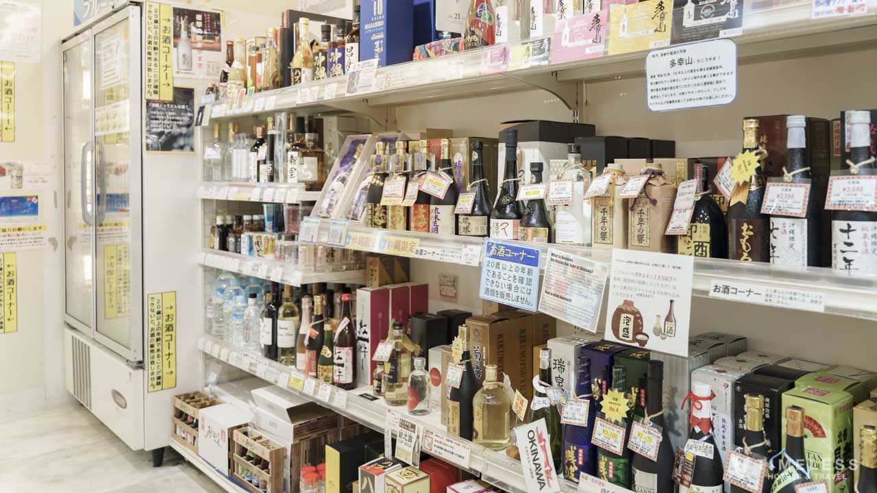 ブルーシールや沖縄の泡盛なども充実の品揃え