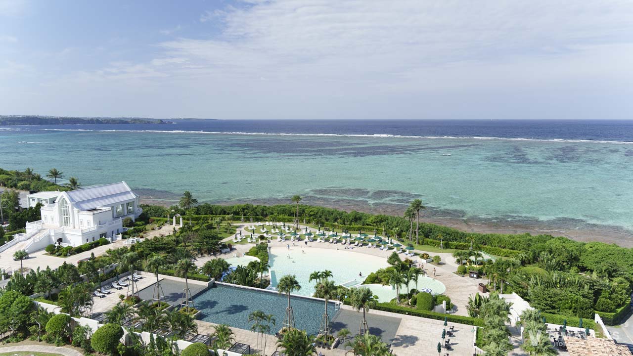 客室から見えるガーデンプールと海