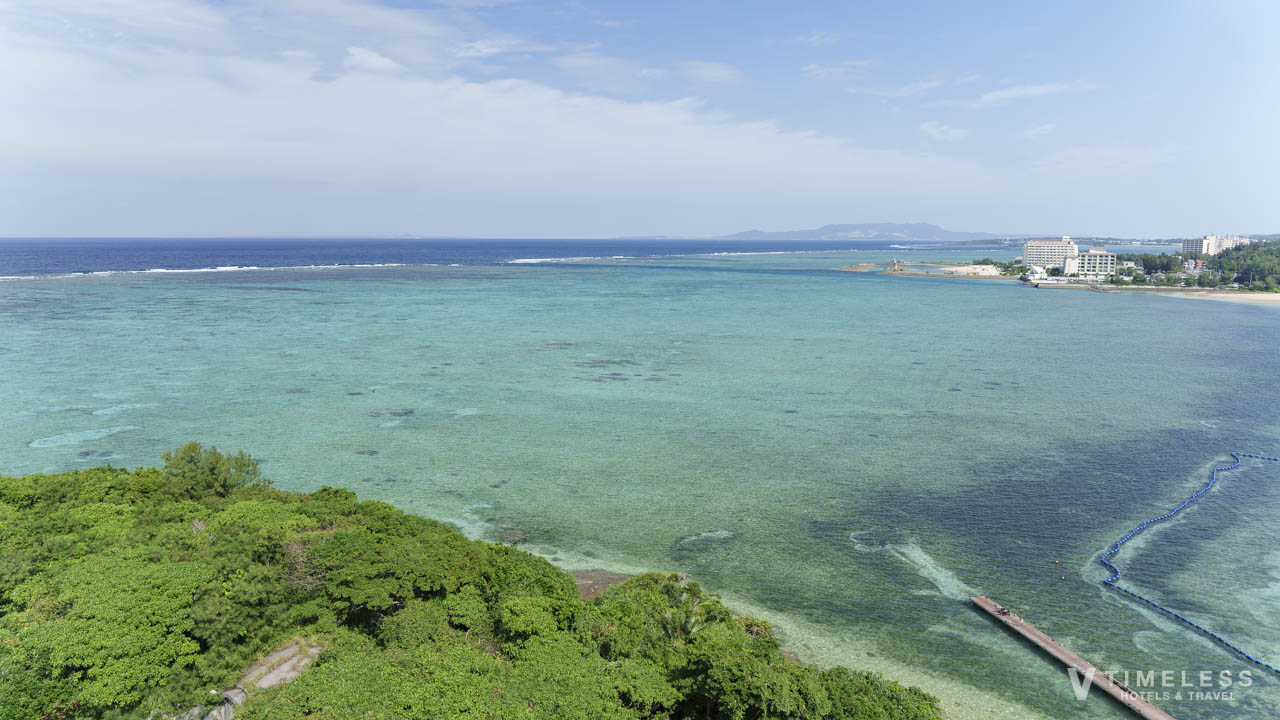 客室から見えるきれいな恩納村の海