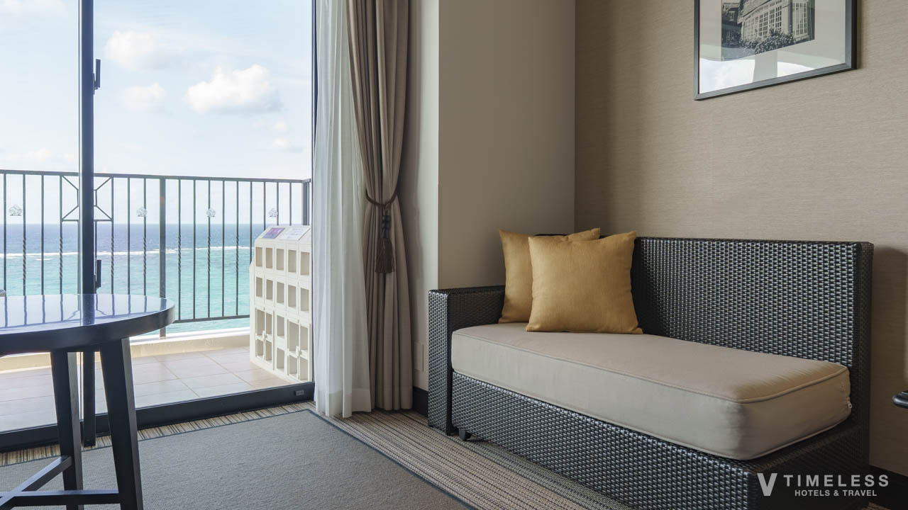 窓際にはカウチソファ