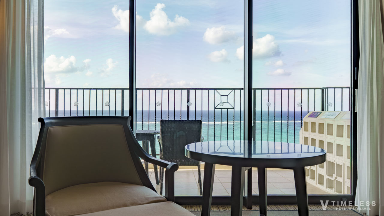 テーブルと椅子