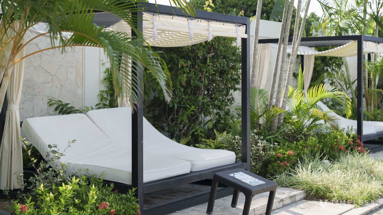 メインプールの有料カバナ