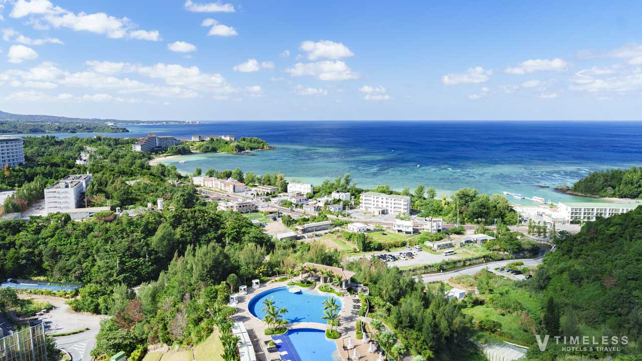 客室から見たエメラルドグリーンの美しい海