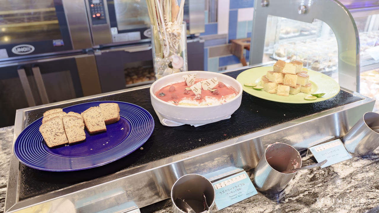 バナナブレッド、ラズベリートライフルなどのスイーツ