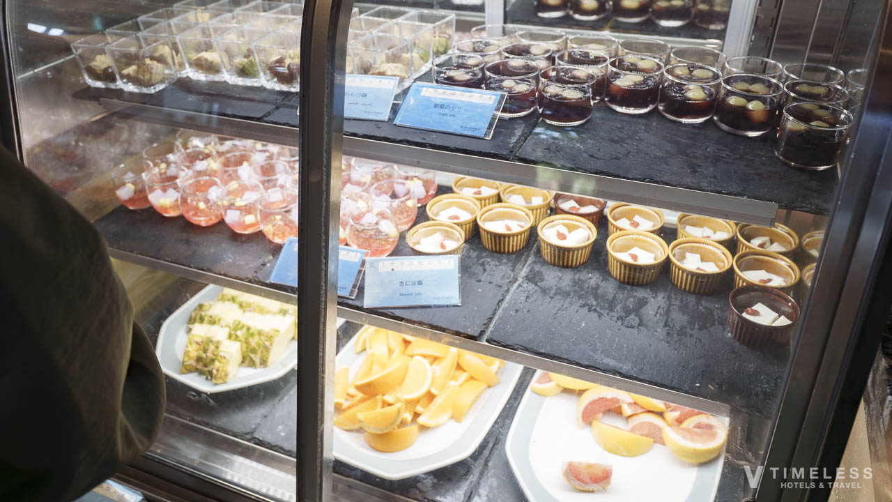 わらび餅からゼリー、杏仁豆腐などのスイーツ、フルーツも充実