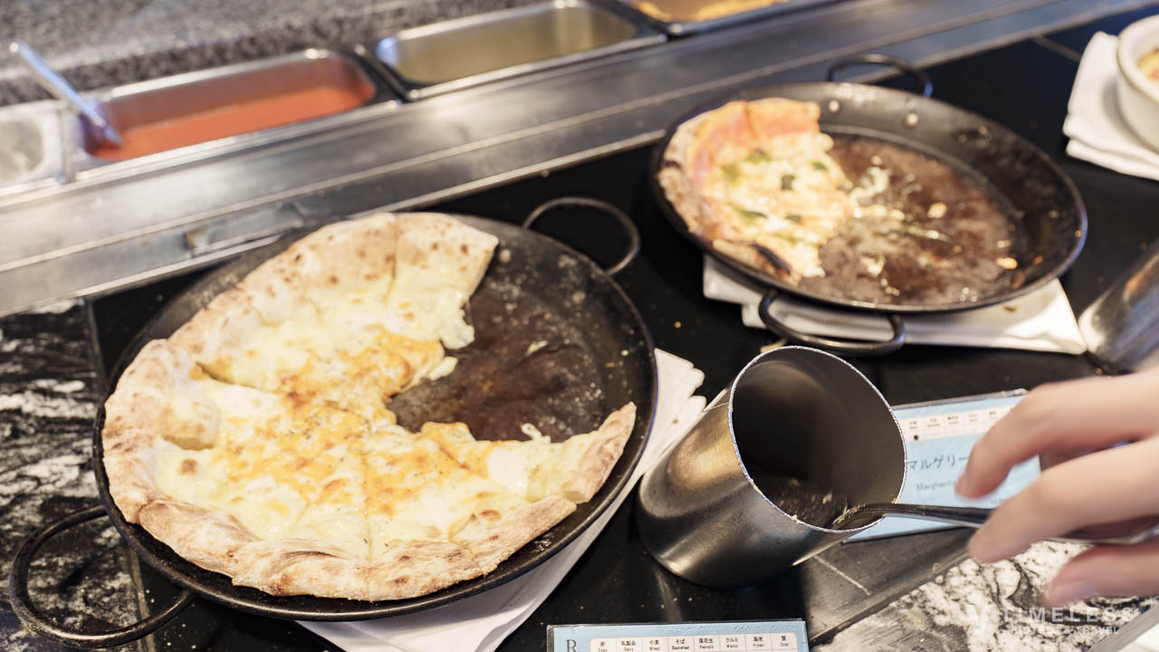 焼きたてで提供されるピザ