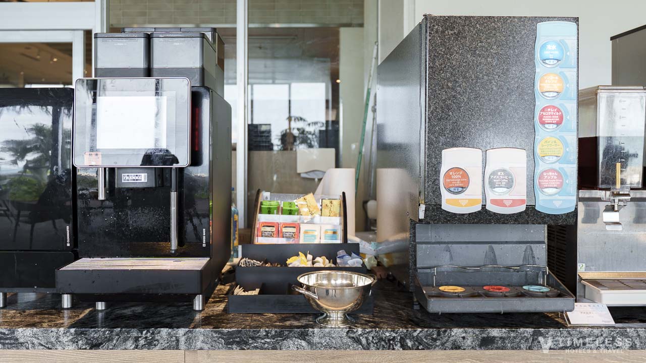 ドリンクバーやコーヒーメーカー、紅茶も会場内に何か所かある