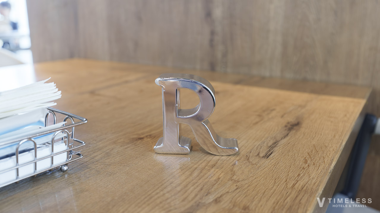 席を選んだらRのマークをテーブルに置く