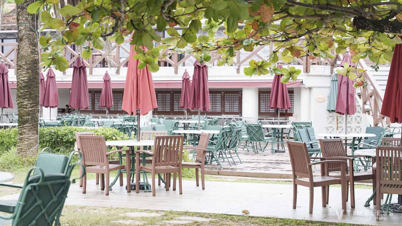 プールサイドのランチ「チップトップ」(季節営業)