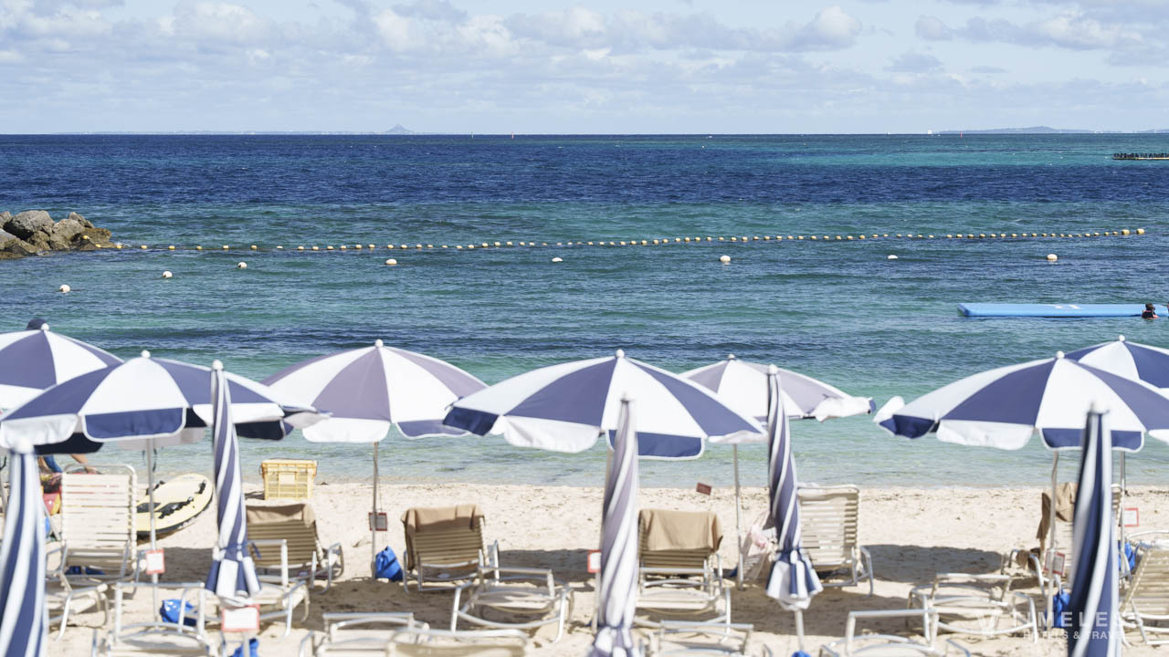 エメラルドグリーンとブルーのグラデーションのルネッサンスビーチ