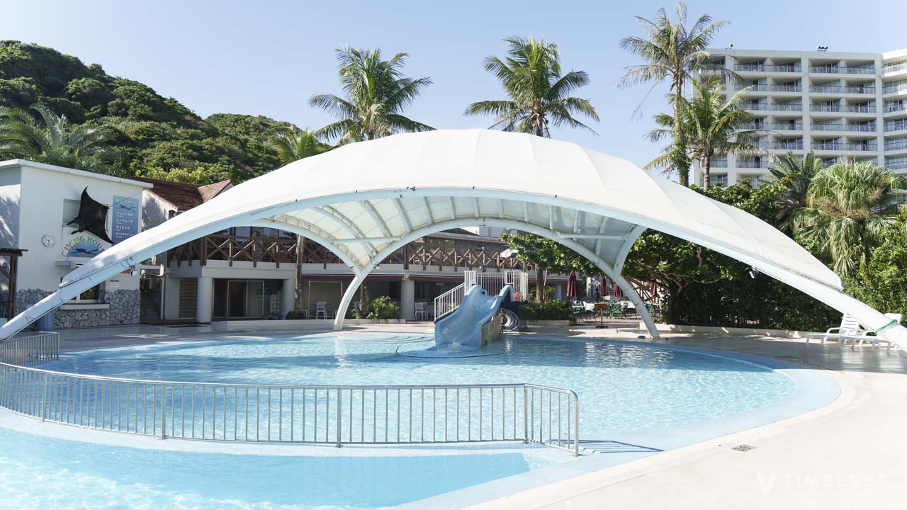 屋外プールの浅瀬のキッズエリア