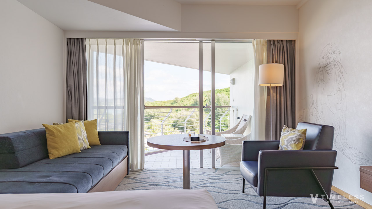 カウチソファとテーブル