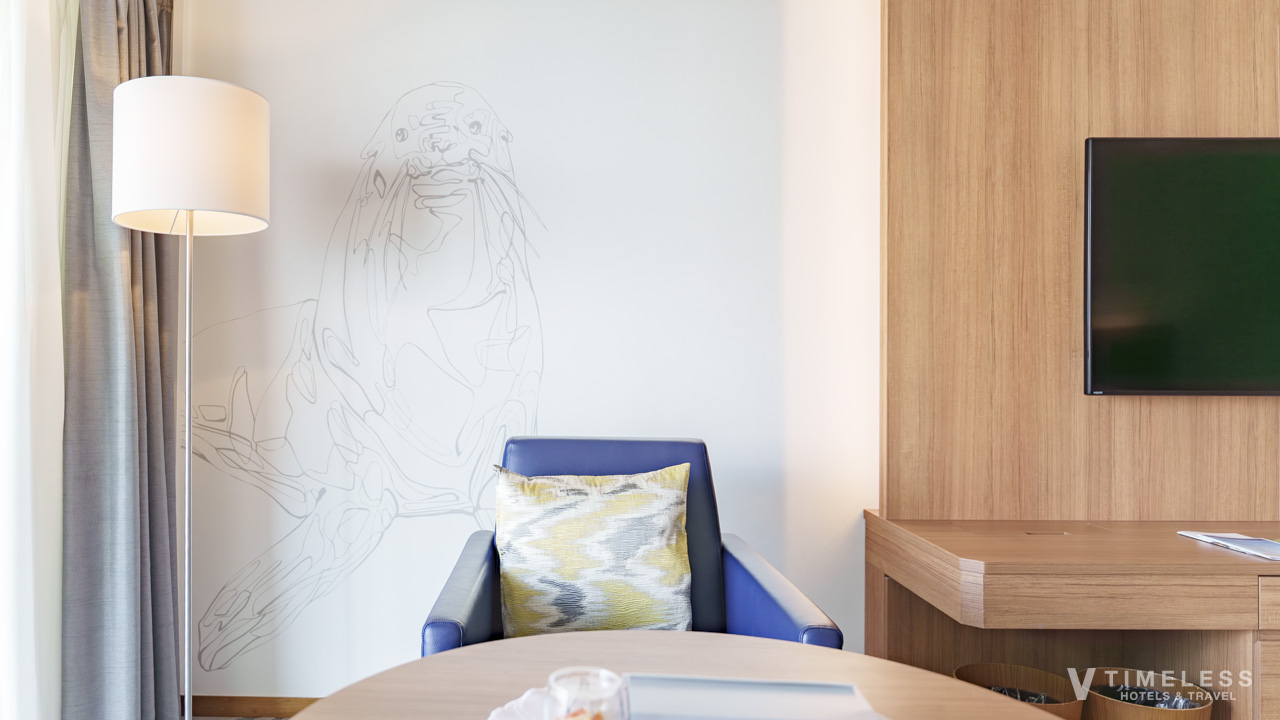 ホテル内の敷地にもいるオットセイが描かれた壁