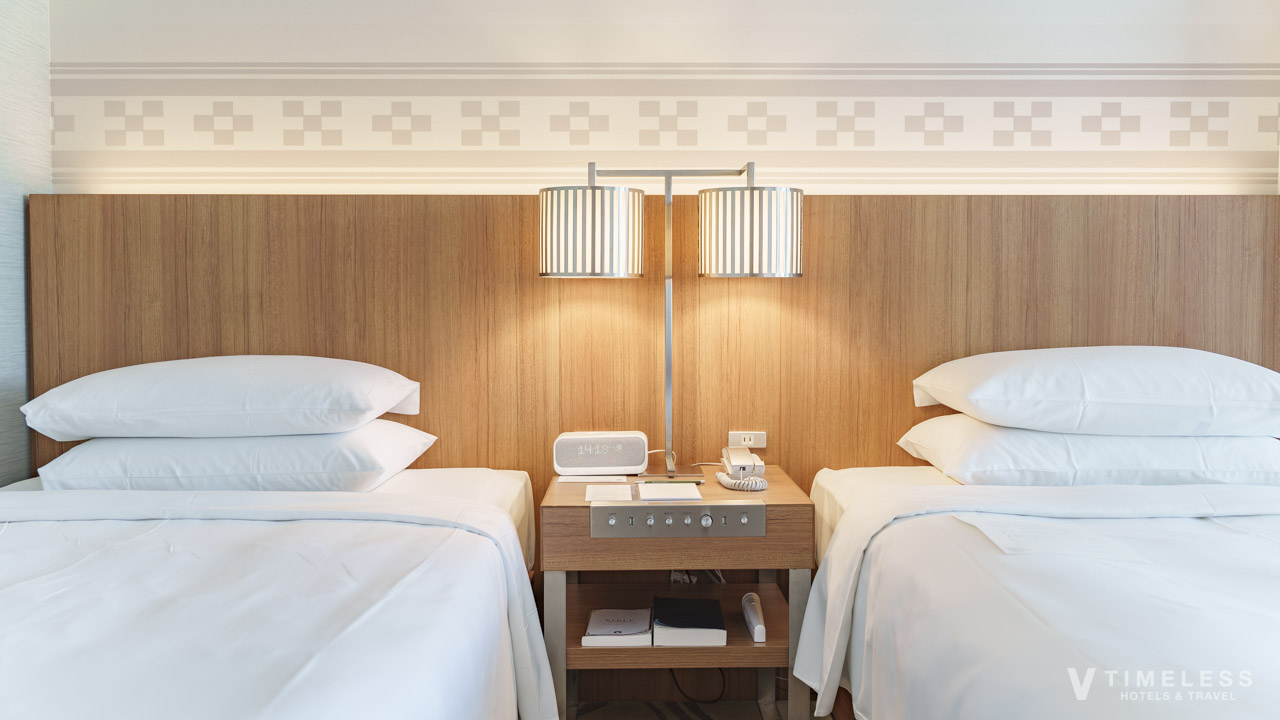 ベッドサイドは、照明コントロールｍ目覚まし時計、スマホ充電器、電話